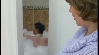 Grosse femme mature baisée dans le bain