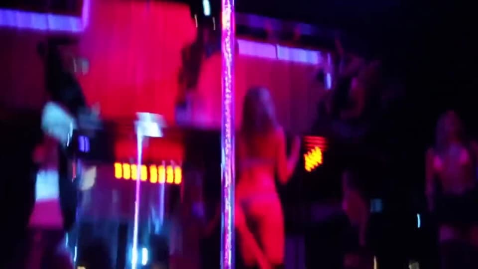 Un show de stripteaseuses dans un club