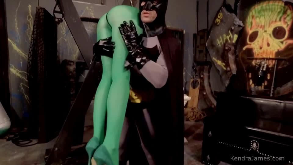 Batman fait jouir la porn star mature Kendra James