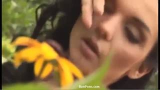 Katie Fey nue dans un jardin