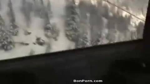 Fellation au ski dans une cabine