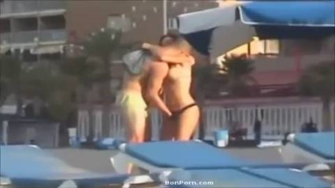 Un couple exhib se masturbe sur la plage
