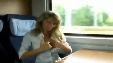 Blonde fait une pipe et baise dans un train