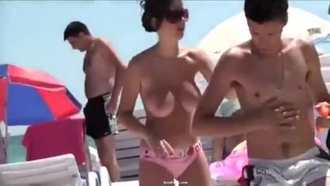 Fille topless a la plage