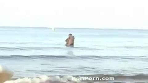 Il baise une fille sexy a la plage