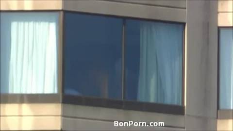 Couple supris par la fenêtre en train de baiser (hôtel)