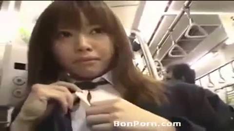 Japonaise lubrique baisée dans un train