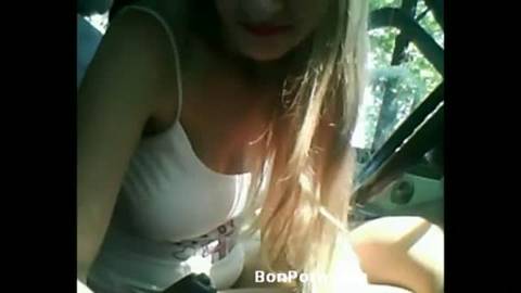 Webcam en foret avec une teen blonde