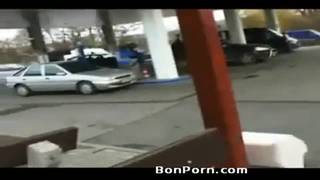Jolie roumaine à gros seins niquée dans une voiture