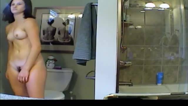 Une nana s'essuie la chatte auw wc
