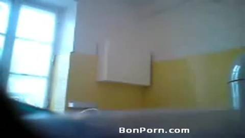 La camera de la douche d'un voyeur filme une brune nue