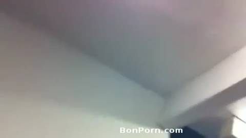 Une salope chinoise se fait baiser sur le palier de son appartement