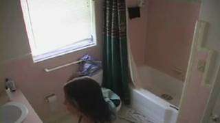 La copine de son frère filmée en cachette dans la salle de bain
