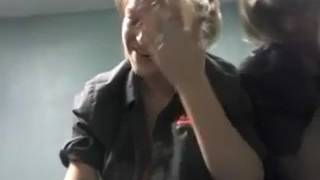 Une employée suce un client à bite black