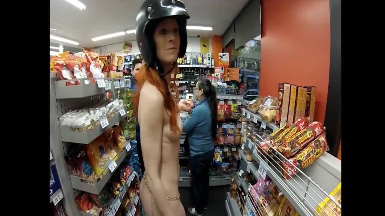 Une femme nue dans une station-service