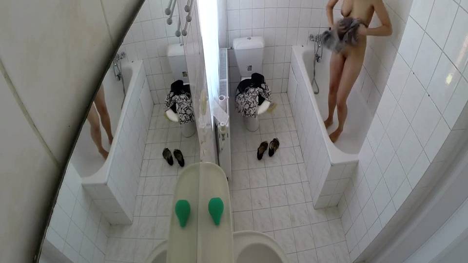 Deux passages sous la douche pour laver sa chatte