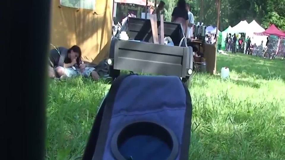 Festivalière baisée derrière une tente en plein concert !