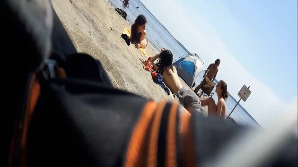 Homme filme discrètement des nudistes québécoises sur la plage Oka