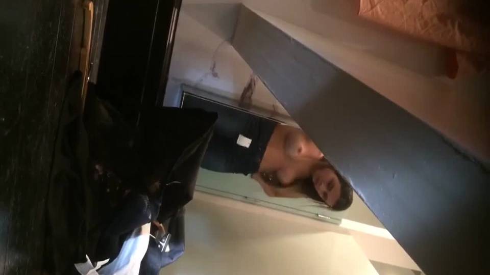 Teen sexy aux seins siliconés filmée dans une cabine d'essayage