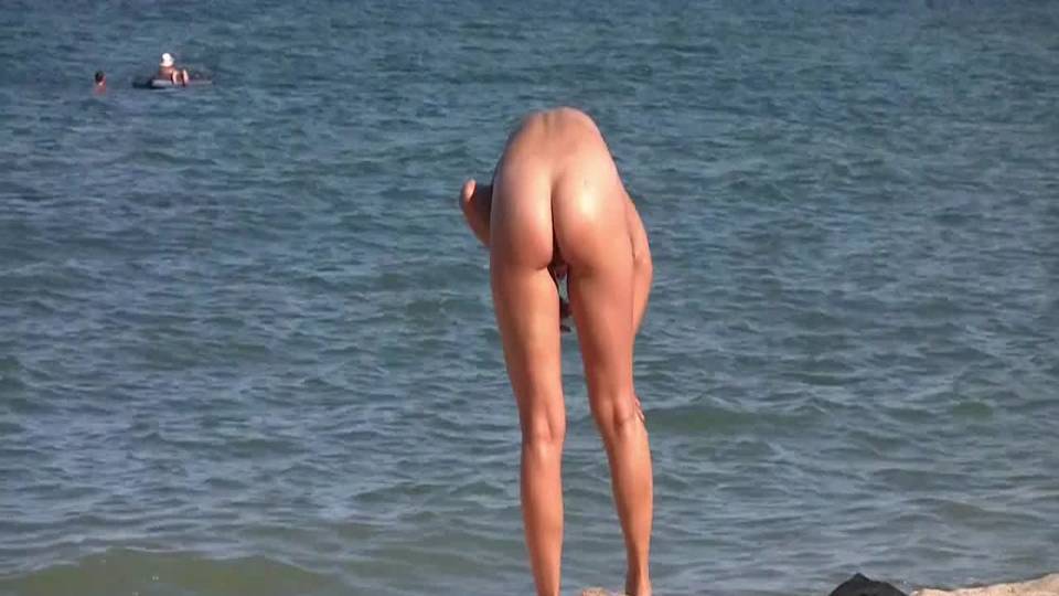 Un voyeur sur une plage naturiste...