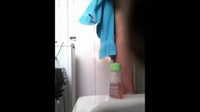 Jeune nana chante sous sa douche