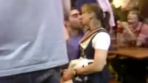 Un gars doigte sa copine pendant un Oktoberfest
