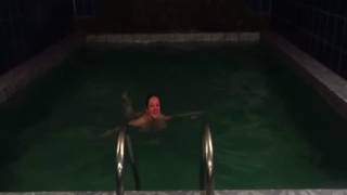 Une mature russe nue dans une piscine