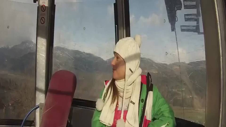 Allemande fait une fellation dans une télécabine (oeuf) au ski