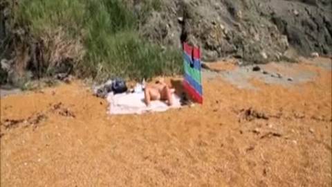 Naturiste filmée à son insu sur la plage