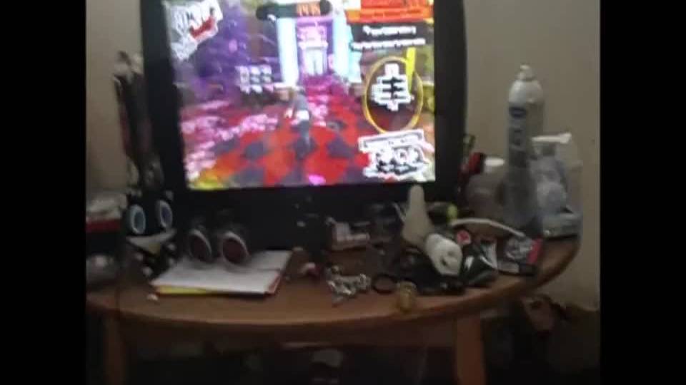 Une gameuse prise en levrette pendant qu'elle joue à Persona 5