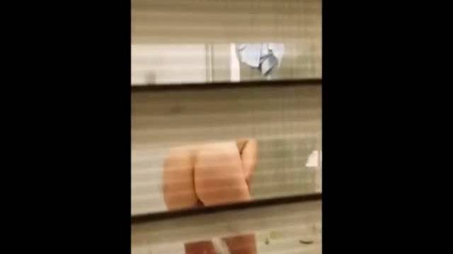 La voisine filmée dans sa salle de bains