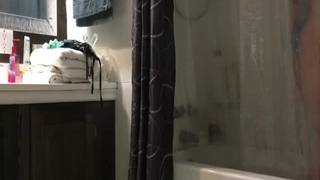 Teen tatouée filmée à son insu dans la douche
