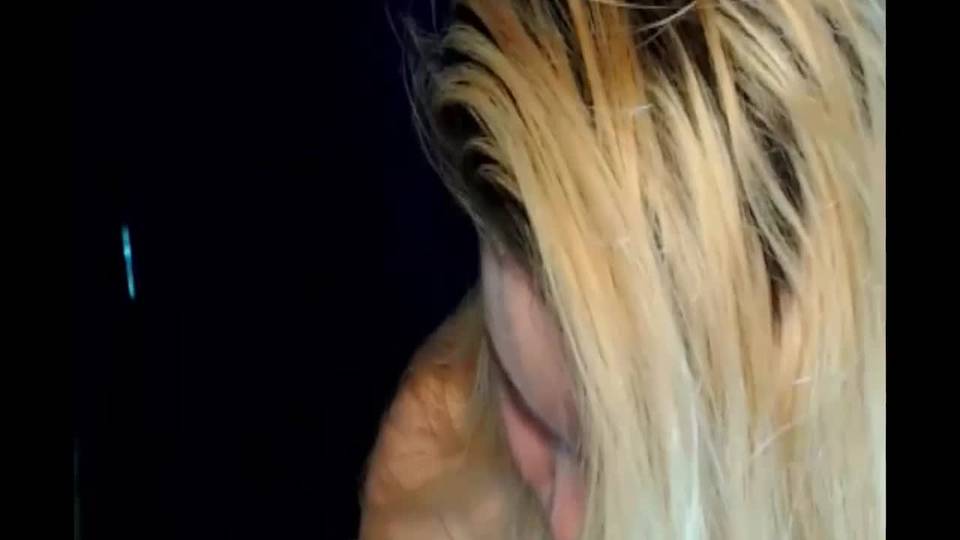 Jolie minette exhibe ses seins sexy