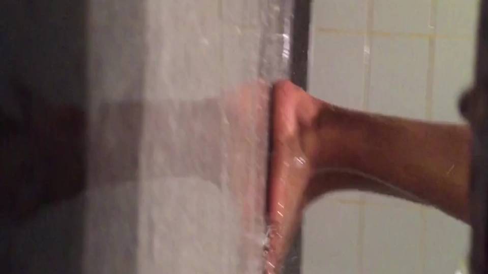 Etudiante filmée sous la porte de douche