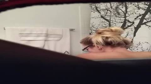 Caméra cachée filme une blonde dans la baignoire