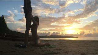 Jolie asiat baisée au crépuscule sur la plage