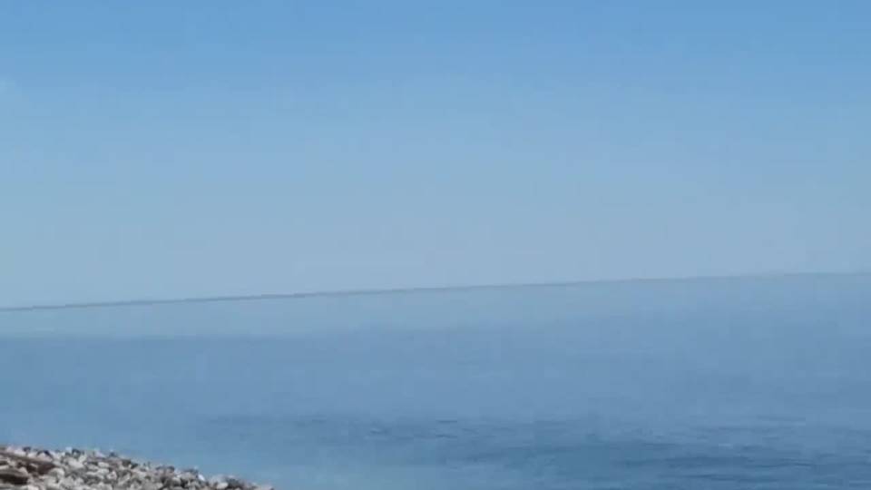 Un couple nudiste se lache sur la plage