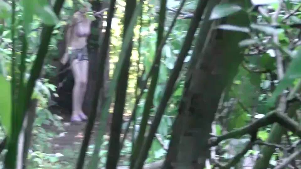 Nana filmée en train de pisser dans les bois