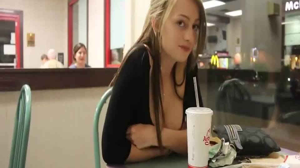 Une nana montre ses jolis seins au fast food