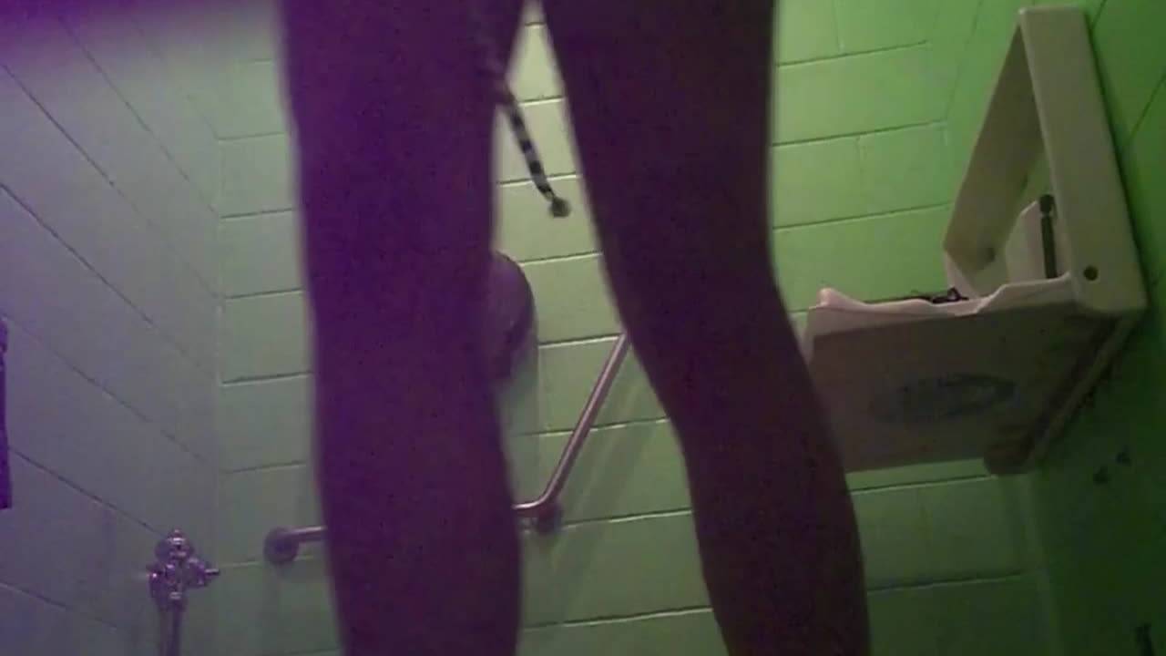 Une caméra planquée dans les toilettes
