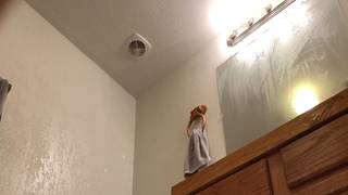 Brune au cul sublime filmée en cachette dans sa salle de bain