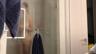 Voisine latine grassouillette filmée en cachette dans sa salle de bain