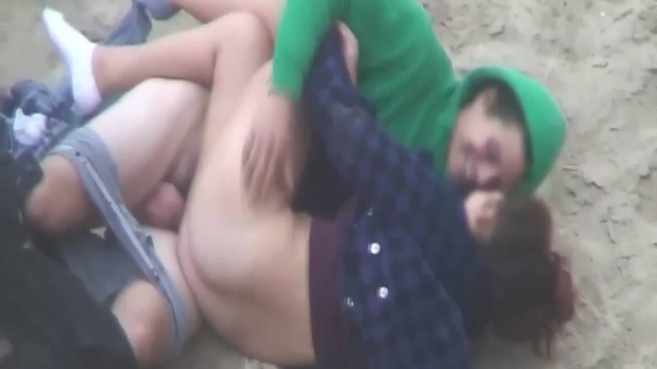 Des amants baisent tout habillés sur la plage - BonPorn